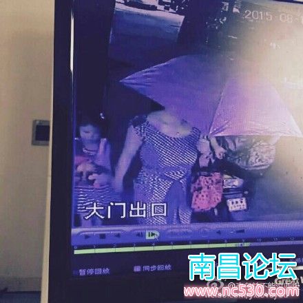 小女孩抱走小狗画面