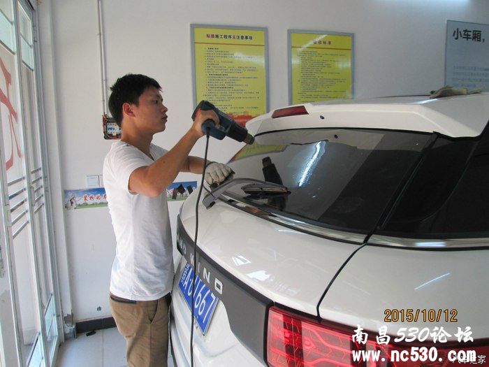 天空蓝质感的飞跃