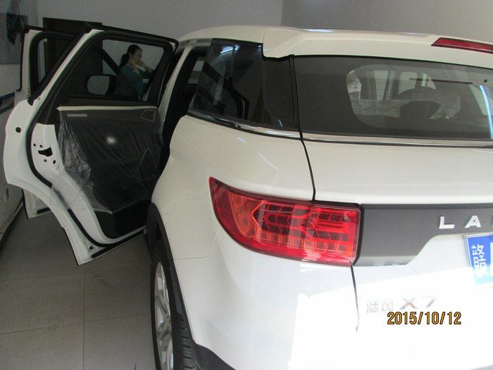 天空蓝质感的飞跃