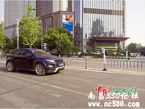 在红谷中大道世贸路口，一辆小车经过斑马线时，并未减速。