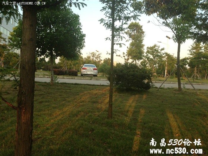 昨天老婆练车时，在一工厂里看到一辆车。大家分辨下……