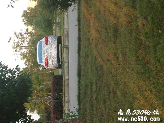 昨天老婆练车时，在一工厂里看到一辆车。大家分辨下……