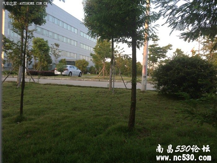 昨天老婆练车时，在一工厂里看到一辆车。大家分辨下……