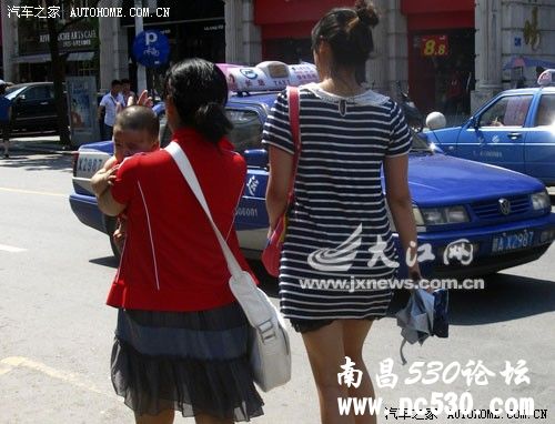 步行街上最美女孩:南昌一姑娘为昏迷男子擦干粪便感动市民