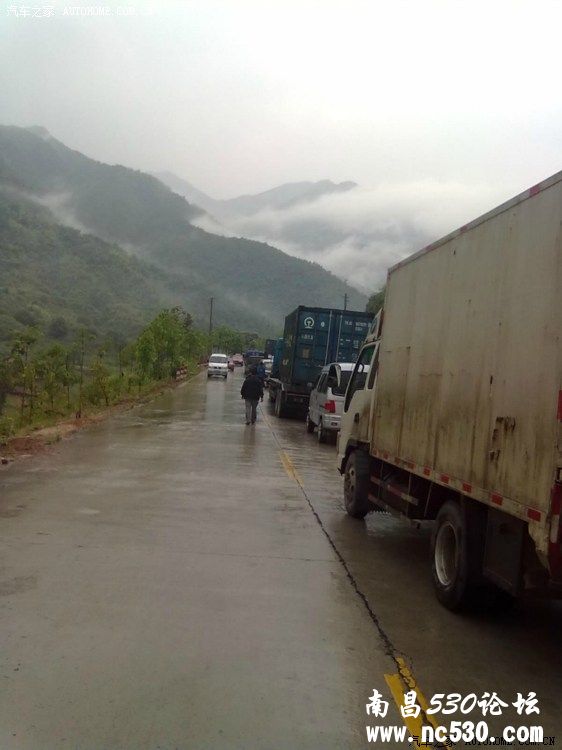 一场大的车祸引起当地村民堵路几个小时