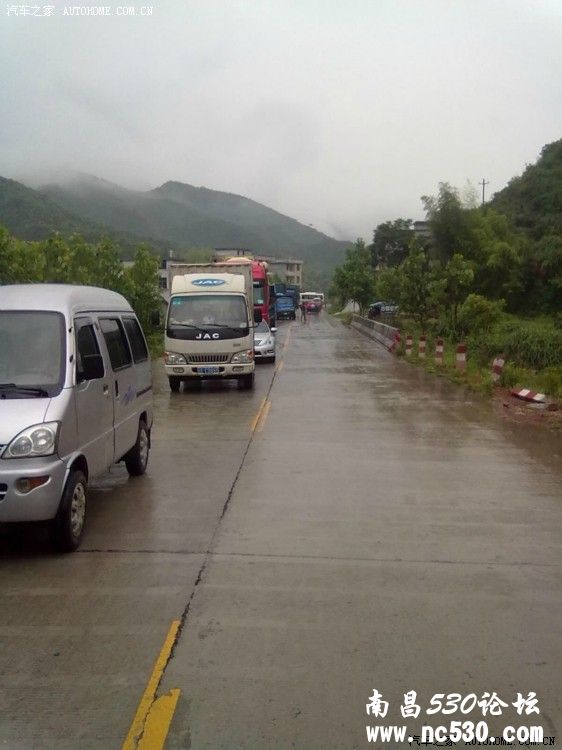 一场大的车祸引起当地村民堵路几个小时