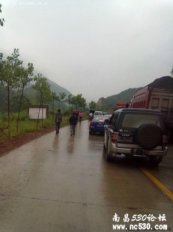 一场大的车祸引起当地村民堵路几个小时