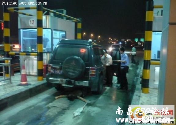 [街拍]车子高速走，车底竟挂着一哥们，牛逼！