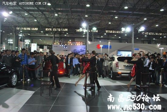 南昌车展实拍凯迪拉克的外国舞娘（舞哥姐不要）