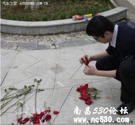 南湖公园惊现奔放男，送车送花送美女，给力~~