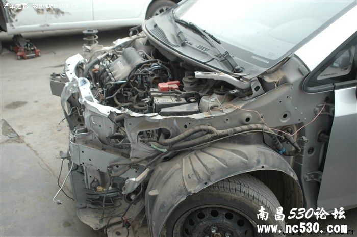 广汽本田理念s1车头遭正面严重撞毁而安全气囊无一弹出