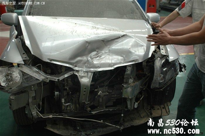 广汽本田理念s1车头遭正面严重撞毁而安全气囊无一弹出