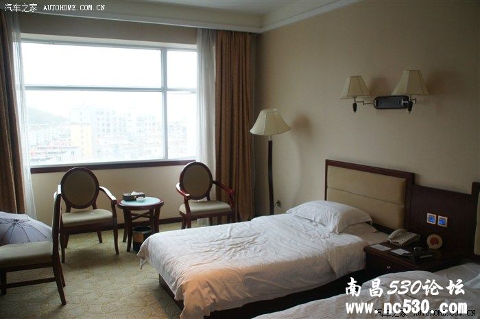 巍巍青山两边行，盈盈笑语浓浓情