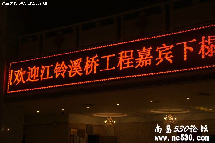 巍巍青山两边行，盈盈笑语浓浓情