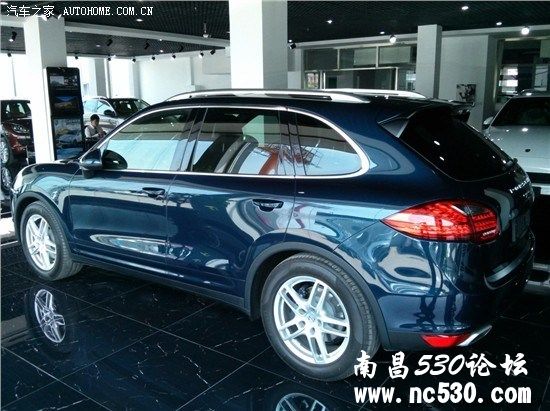 蓝色的哦！ 开在路上，必定拉风到极致! 不信你试试......