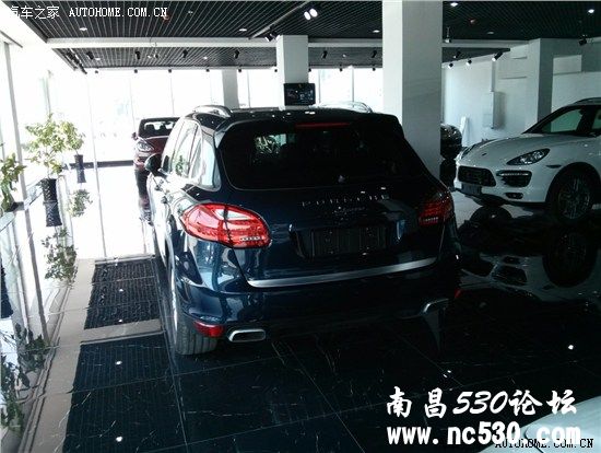 蓝色的哦！ 开在路上，必定拉风到极致! 不信你试试......