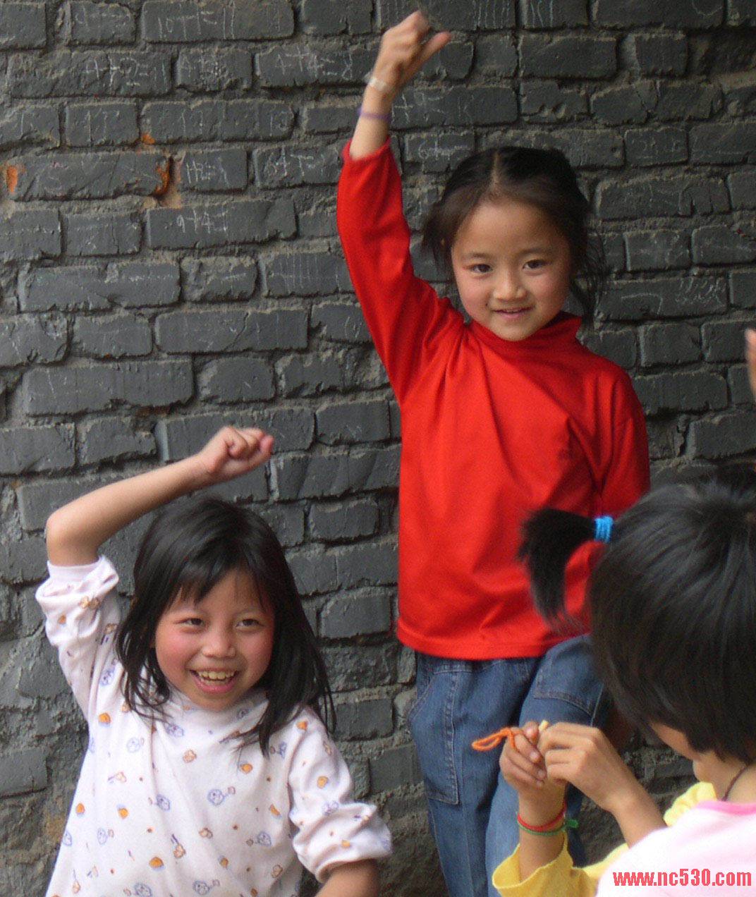 安义县千年古村中的孩子们